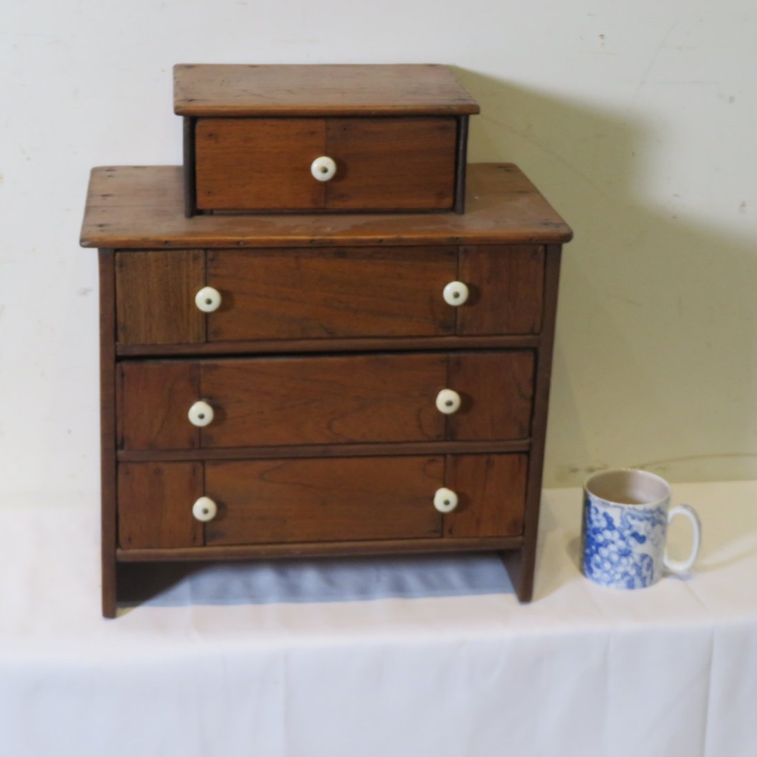 Pine 4 drawer doll chest of drawers (1 of 4)