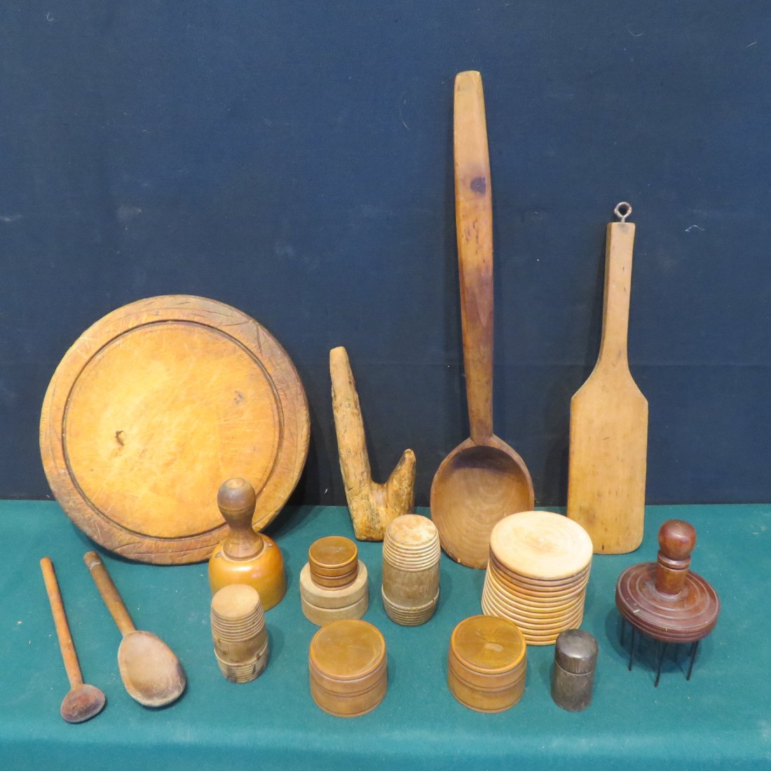 Group of 16 woodenware items (1 of 4)
