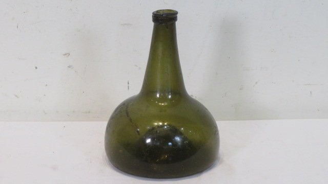 18th century olive green onion bottle (1 of 4)