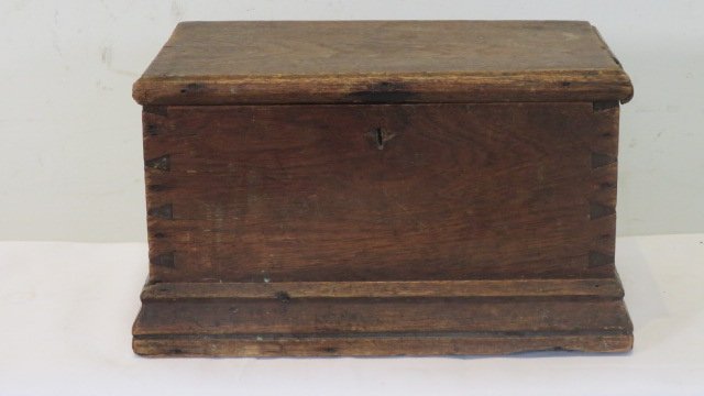 Dovetailed walnut miniature blanket box (1 of 6)