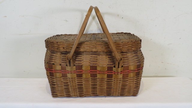 Double handled lidded splint basket (1 of 6)