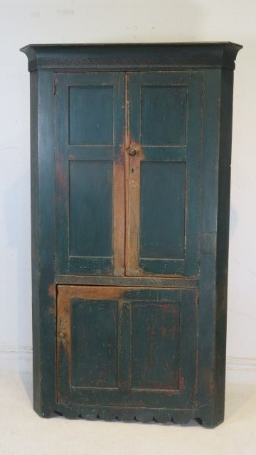 Diminutive pine blind door painted corner cupboard (1 of 9)