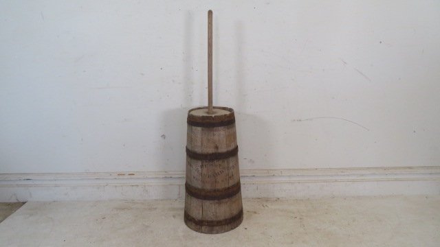 Late 19th century oak churn with iron bands and original dasher with lid (1 of 5)