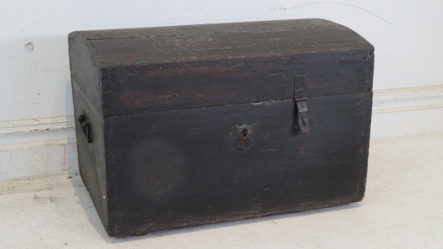 Diminutive, dovetailed dome-top immigrant chest (1 of 5)