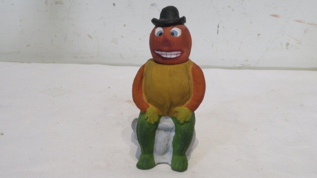 Composition Halloween vegetable candy container (1 of 6)