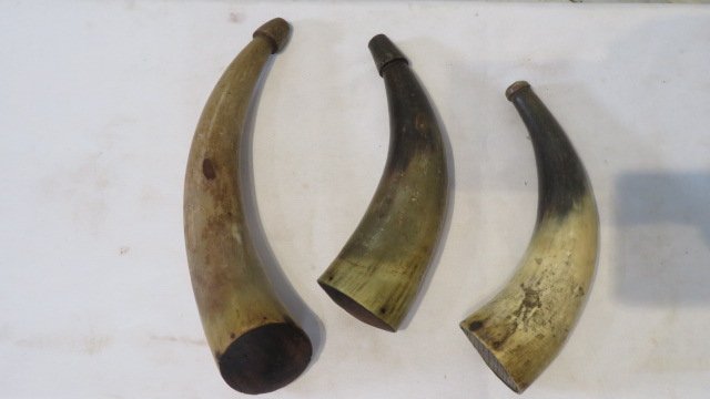 3 early powder horns (1 of 4)