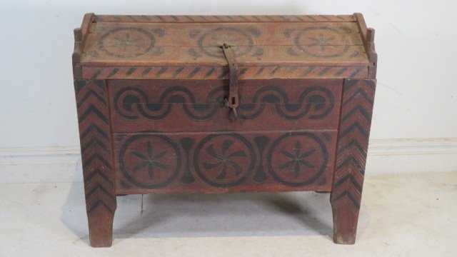 Late 18th-early 19th century pine blanket chest (1 of 15)