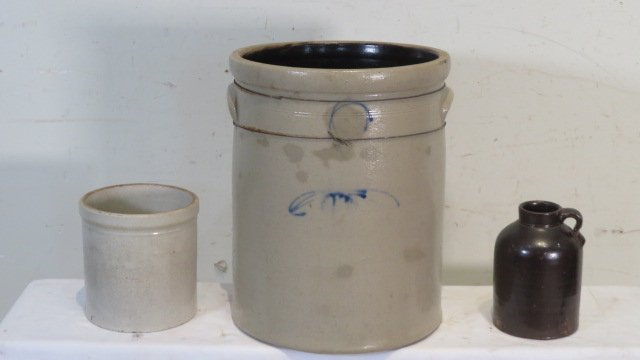 3 pieces of unmarked stoneware (1 of 7)