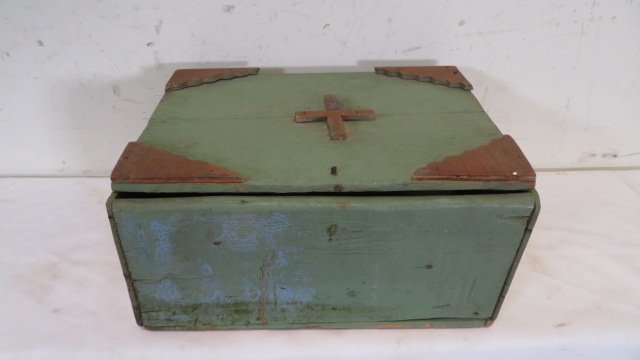 Folk art green painted box: Folk art green painted box with one divider inside, 6"T x 12.75"W x 9.25"D