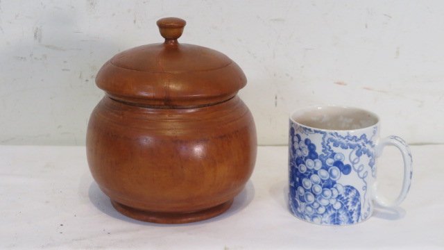 Treen Pease ware lidded jar with finial (1 of 5)