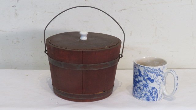 Small wooden pail with lid and wire bale (1 of 6)