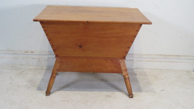 Pine dovetailed dough box on legs with lid (1 of 6)