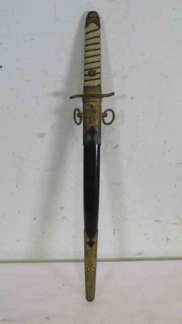 Early 20th century unmarked Japanese Naval dagger (1 of 7)