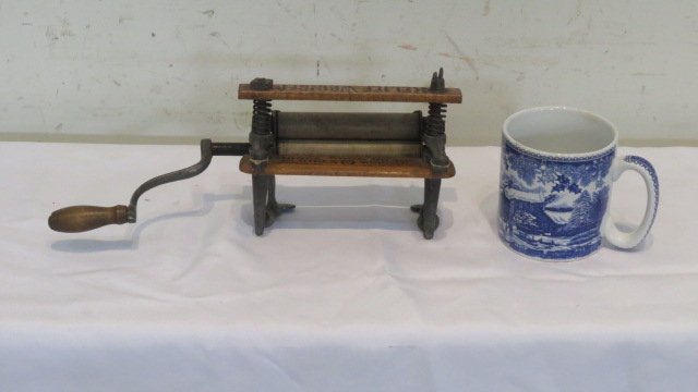 Horseshoe brand salesman's sample wringer (1 of 3)