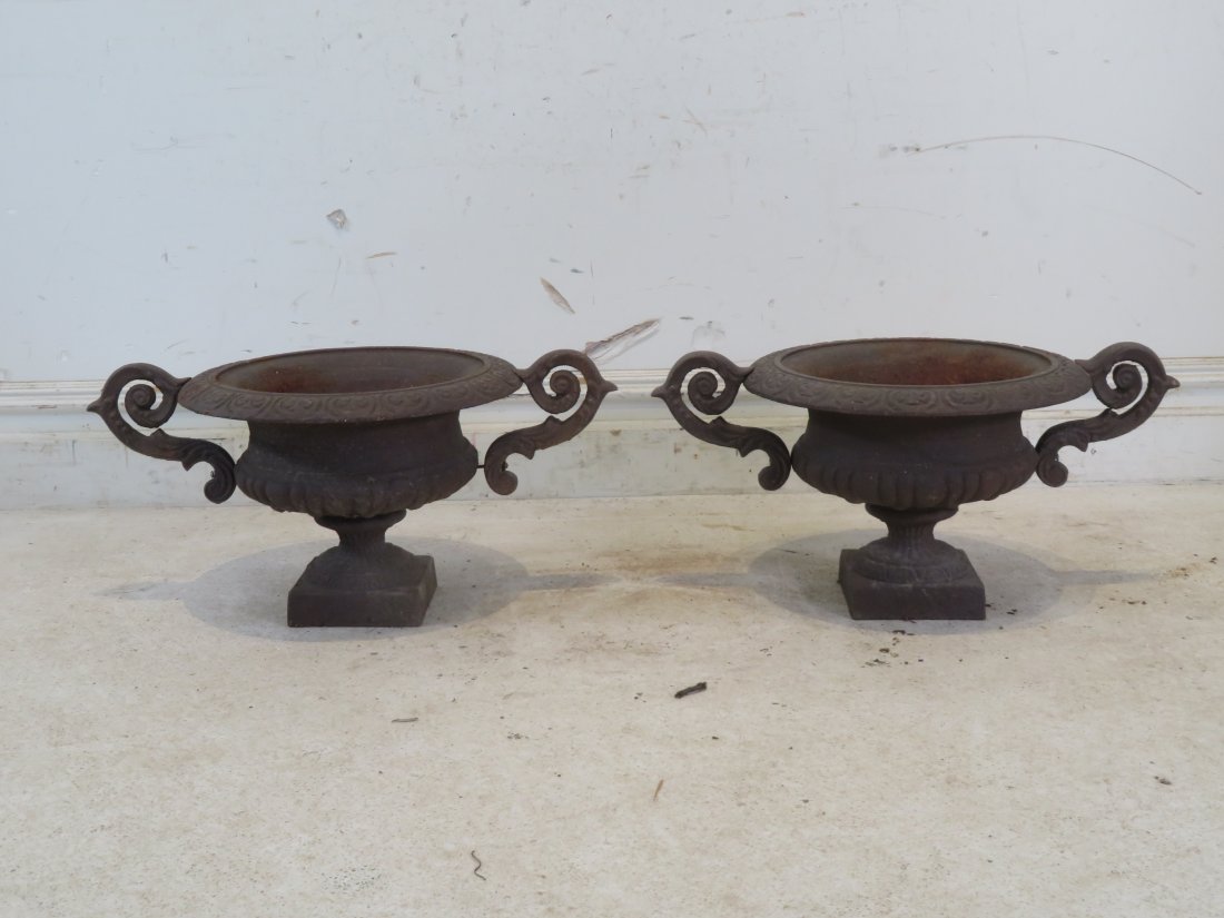 Pair of cast iron Victorian garden urns with handles (1 of 4)