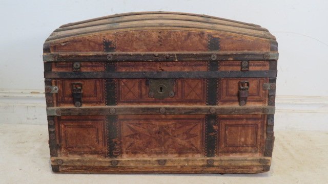 Late 19th century wood trunk (1 of 5)