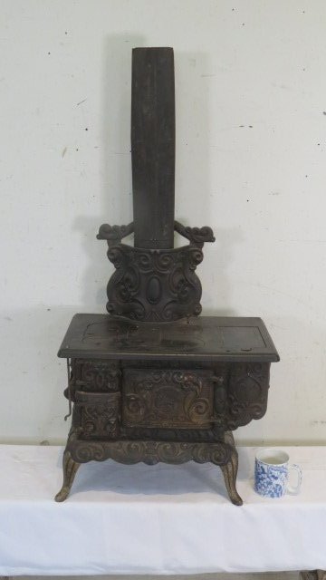 Late 19th-early 20th century "Dolly's Favorite" toy cast iron cook stove (1 of 9)