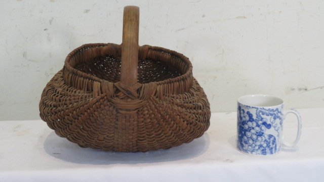 Early buttocks basket in dark natural patina (1 of 5)