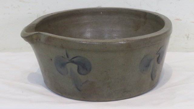 PA stoneware milk pan with lip and blue floral decoration (1 of 4)