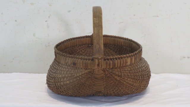 Early buttocks basket in old dark patina (1 of 5)