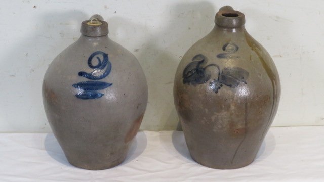 2 unmarked ovoid stoneware 2-gal jugs with blue decoration (1 of 4)