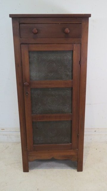 Poplar single door pie safe with drawer (1 of 5)