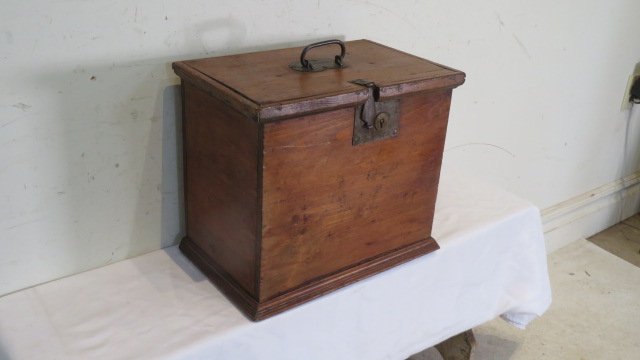 Early 19th century pine box with iron handle (1 of 5)