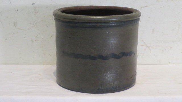 Unmarked western PA 3-stripe 1-gal stoneware crock (1 of 5)