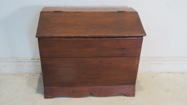 Late 19th century pine slant lid meal bin (1 of 5)