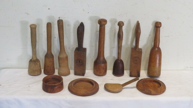 Group of 12 wooden items (1 of 4)