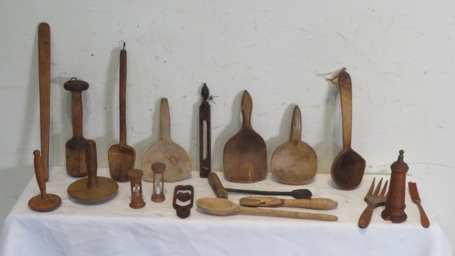 Group of 19 pcs of woodenware (1 of 5)