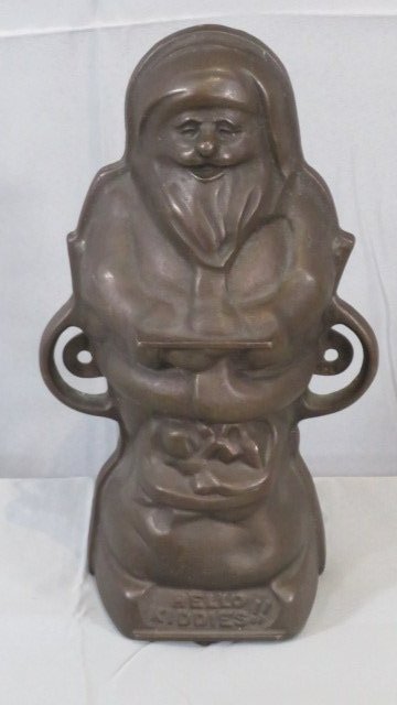 Griswold cast iron Santa cake mold (1 of 7)