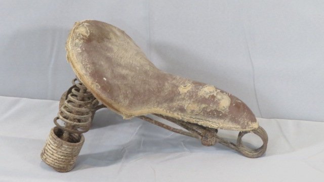 Vintage 1920's motorcycle seat (1 of 4)