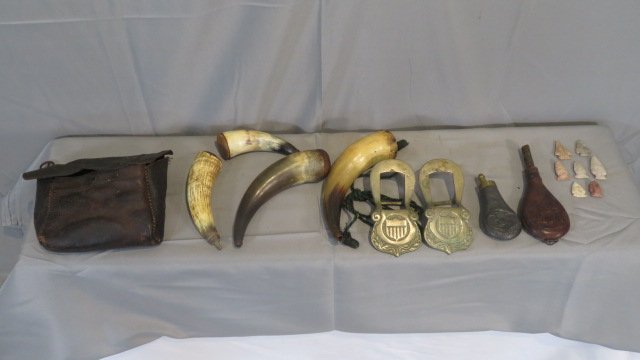 Powder horns, flasks, shot bag, harness parts & arrowheads (1 of 7)