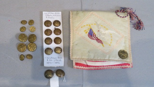 20 U.S. Military uniform buttons and WW I Memory Pocket (1 of 7)