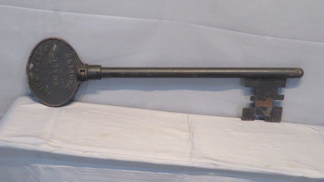 Cast iron key trade sign with words on both sides (1 of 5)