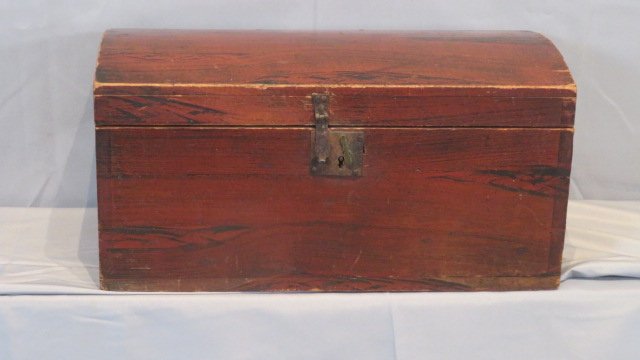 19th century pine paint-decorated dovetailed dome top box (1 of 7)