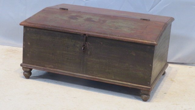 19th century counter desk on turned feet in old worn green paint (1 of 5)
