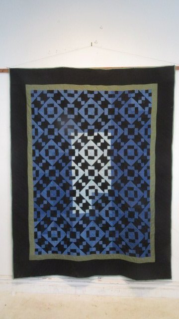 Amish quilt signed and dated 1920 (1 of 11)