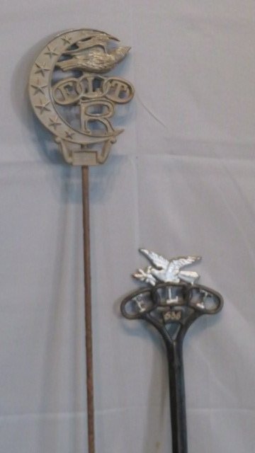 2 early 20th century metal Odd Fellow lodge grave markers (1 of 5)