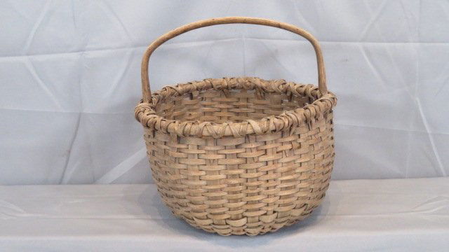 Round splint basket with raised bottom and wood handle (1 of 4)