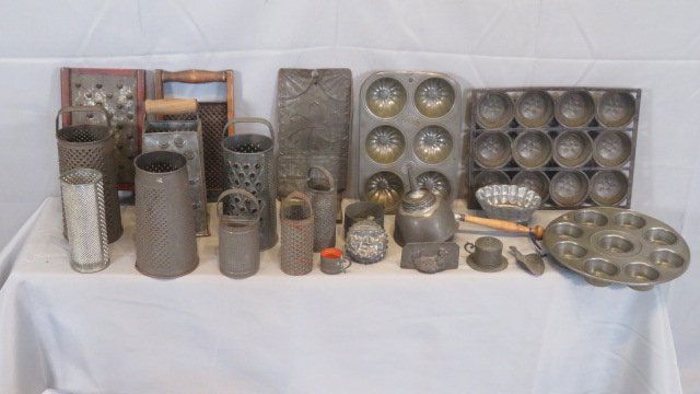 Over 20 pieces of tin items (1 of 8)