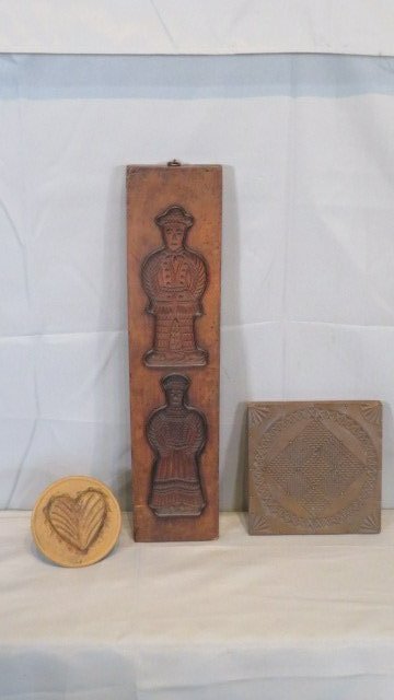Group of 3 wood items, butter print, mold, and trivet (1 of 7)