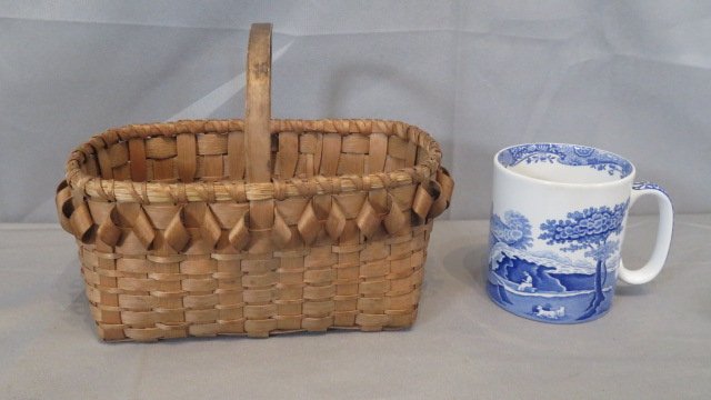 Diminutive rectangular Eastern Woodland Indian splint basket (1 of 4)