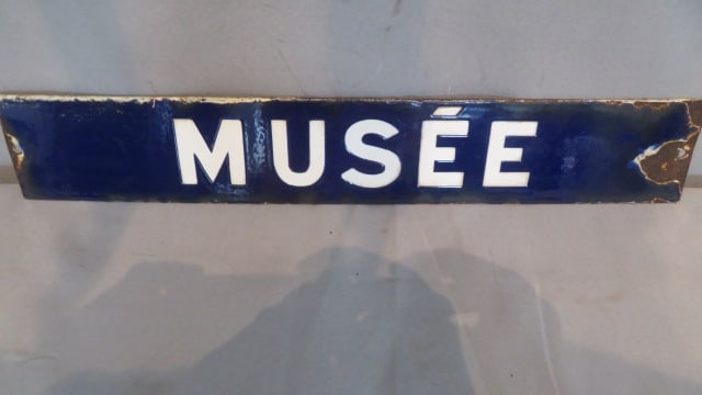 Porcelain French museum sign on dark blue background (1 of 4)