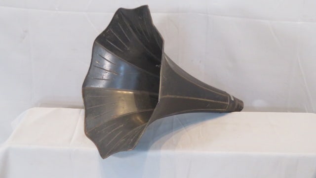 Tin horn for early Victor Talking Machine Phonograph (1 of 5)