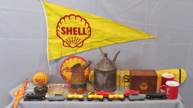 Group of Shell Motor Oil collectables and kerosene lamp filler (1 of 7)