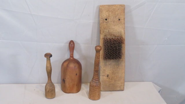 4 pcs of early maple woodenware (1 of 8)