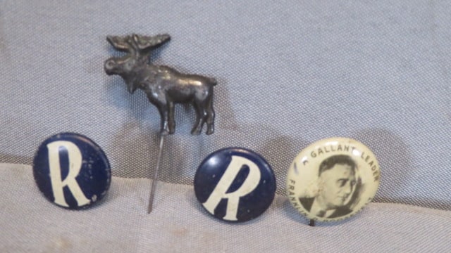 4 Roosevelt campaign items: 4 Roosevelt campaign items, 3 for FDR (2 with an R and 1 with his face) and 1 for Teddy which is a bull moose 1.75"T