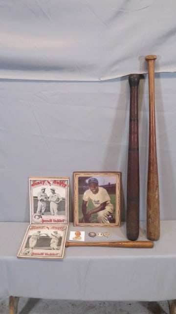 Small group of baseball memorabilia (1 of 16)